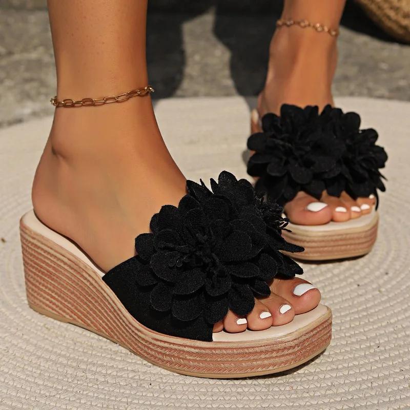 

European American Slope Heel Slippers 2024 Summer New Flower Decoration Square Head One Word Large High Heel Women s Slippers 43 чёрный