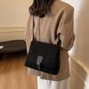 Winter retro niche design bag women's 2025 new fashion personalized commuter bag shoulder crossbody small square bag