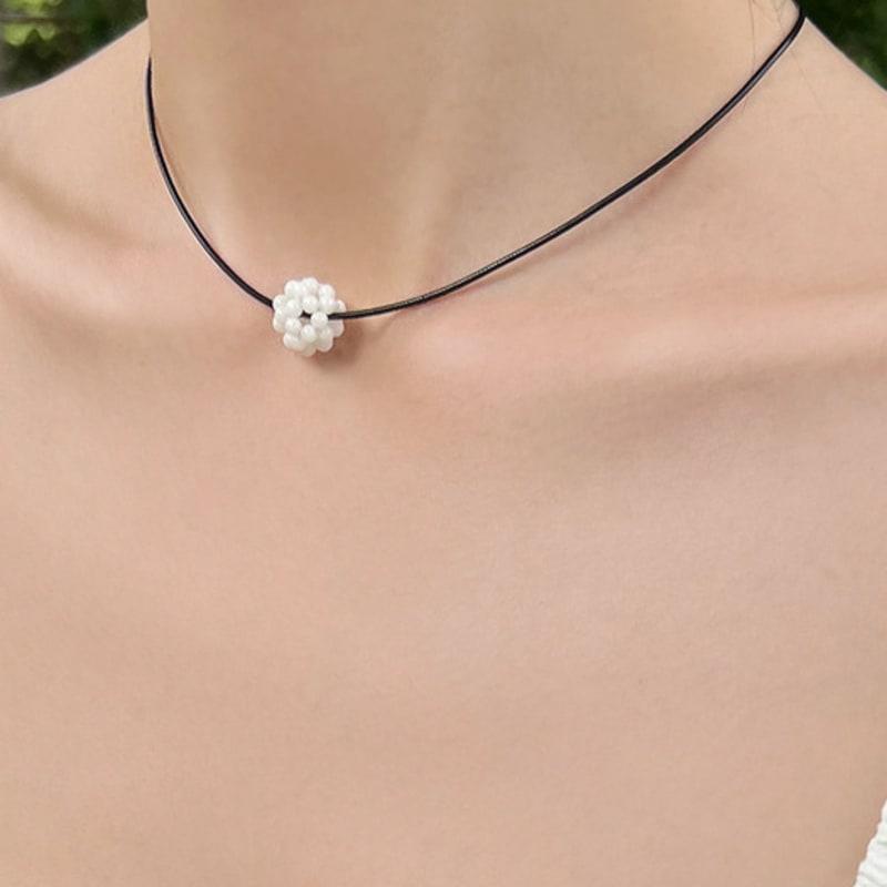 

FANTASTIC PLANET coral white ball string necklace (2colors) BLACK STRING