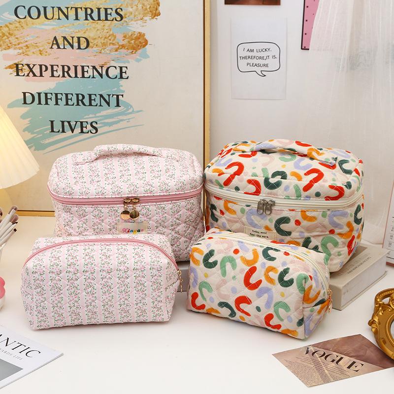 Large Capacity Quilted Floral Makeup Bag - Portable Cotton Toiletry Handbag with Cute Flower Design for Students