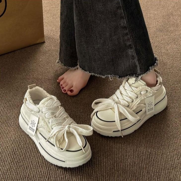 Plattform canvas skor damskor hösten 2025 nya höjande tiggarskor kvinnliga studenter populära mångsidiga små vita skor