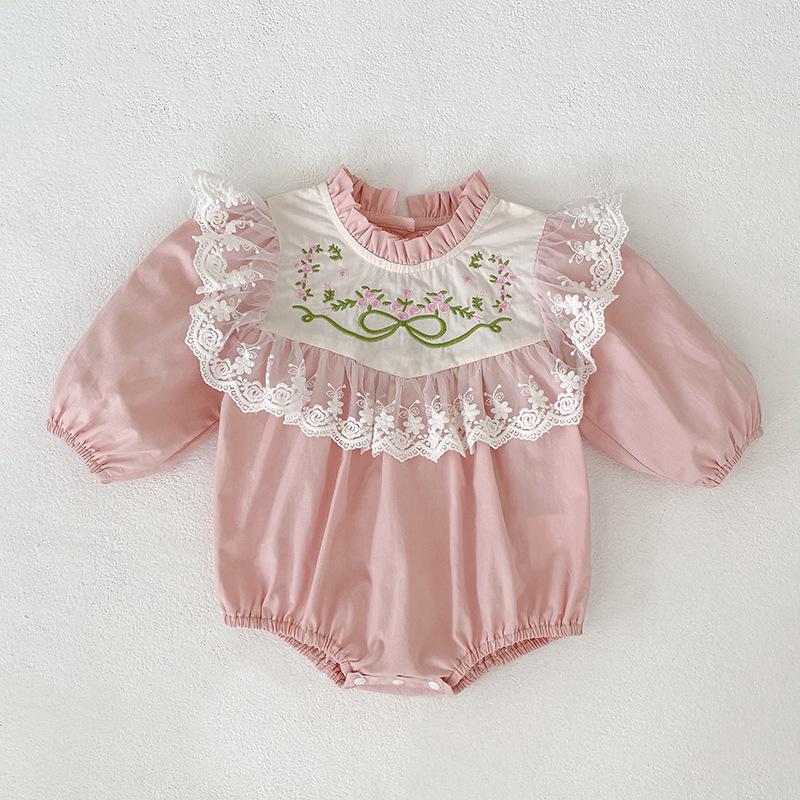 Stilvoller Baby-Mädchen-Strampler mit Spitzenstickerei und langen Ärmeln