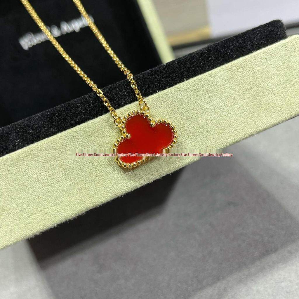 Náhrdelník Van Cleef se čtyřlístkem: Zlatý přívěsek pro ženy s pětilistým designem, bílou perletí, červeným achátem a diamantem.