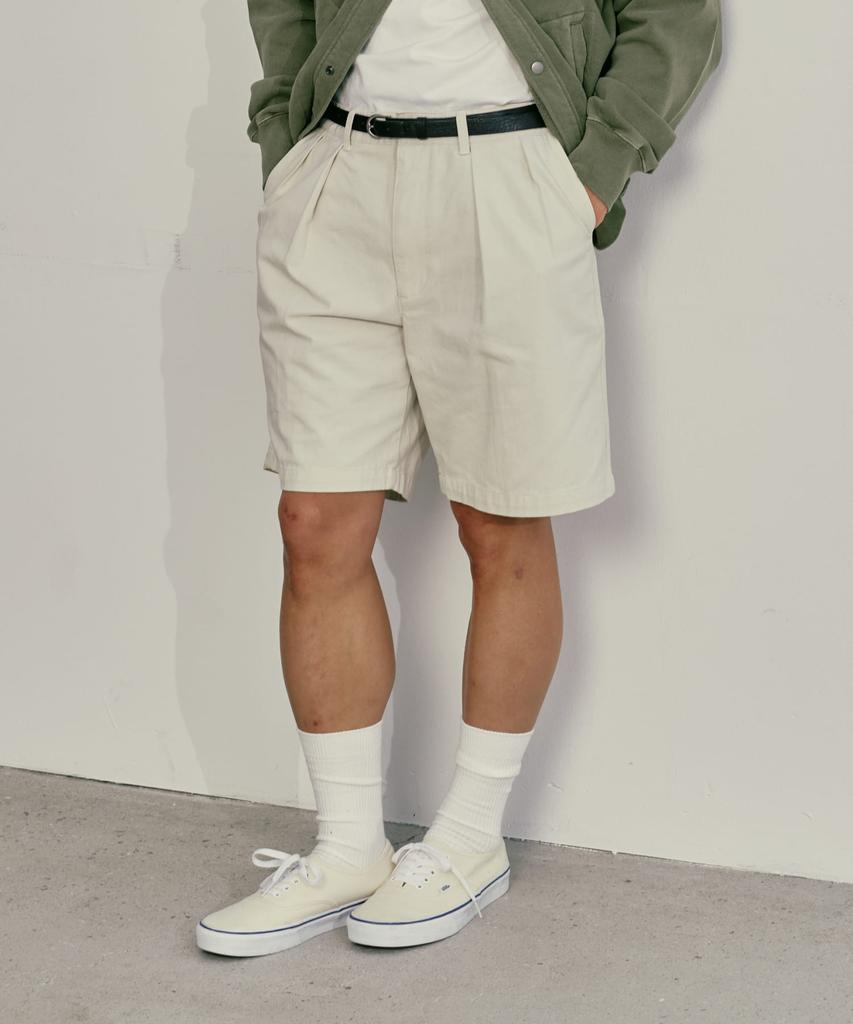 Yunibeosyeolobeolol Two Tuck Work Shorts Ivory