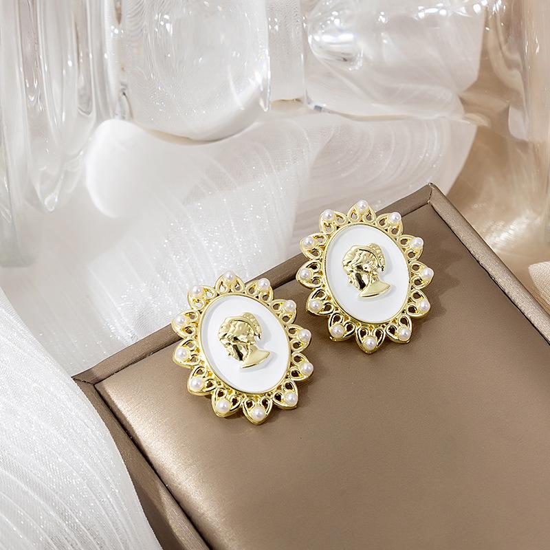 Wind Retro Relief Beauty Stud Earrings Tide Metal Lace Earrings French Celebrity Earrings