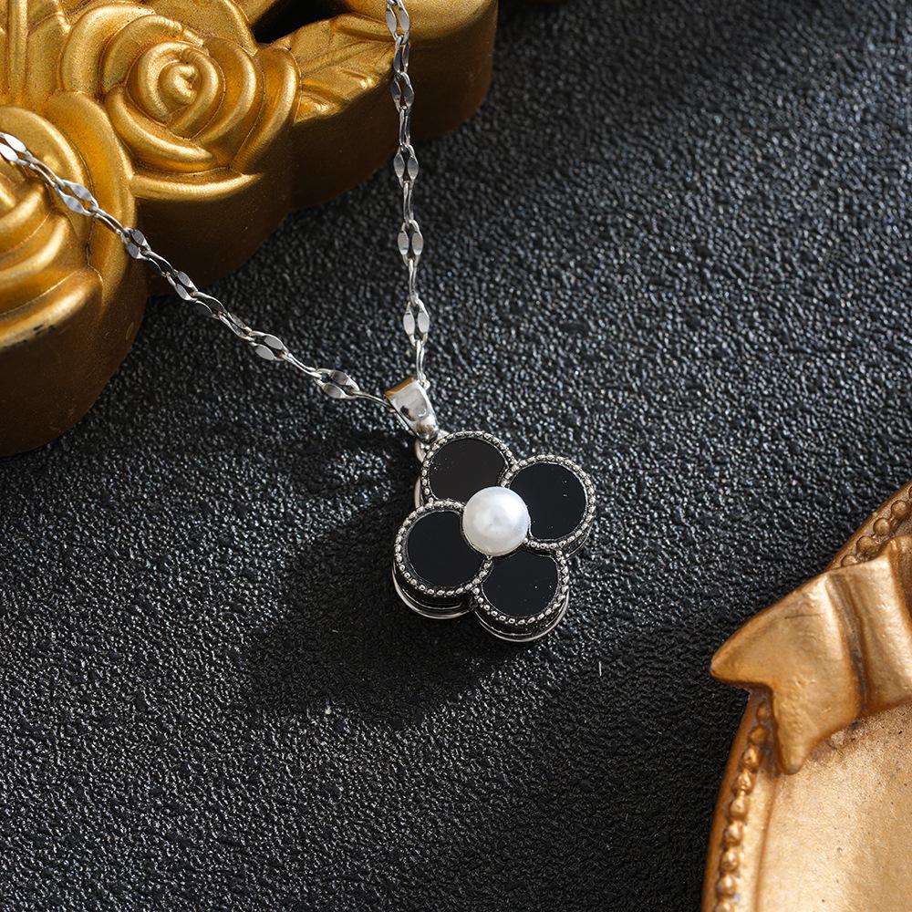 Women's Creative Four-Leaf Clover Rotatable Necklace - Simple Clavicle Chain Design