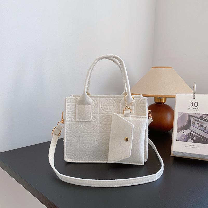 İki parçalı set küçük taze düz renk 2025 sonbahar yeni kabartmalı taşınabilir çapraz askılı küçük kare çanta