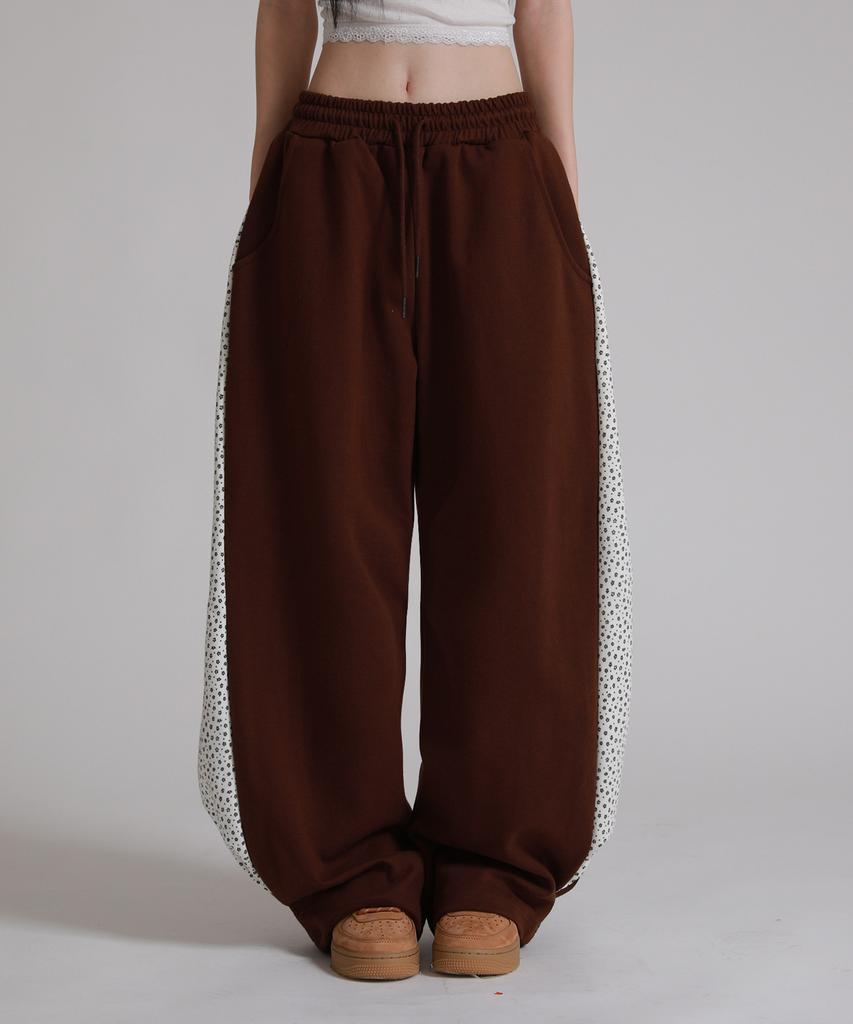 LIKE THE MOST Two-Tuck Flower Pocket Side Pattern Overpants_Brown