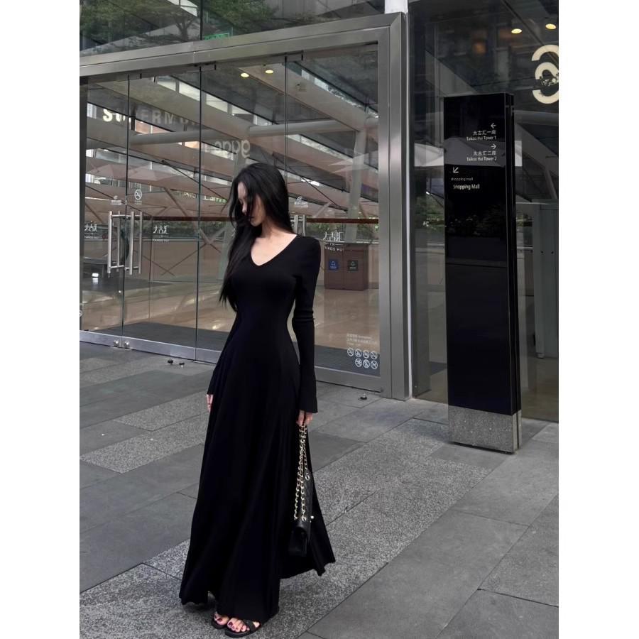 Black Slim-Fit Knitted Long-Sleeve Dress - Women's Spring/Autumn Trend