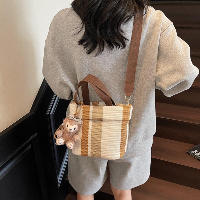 Personality trend casual simple texture bucket bag fashion 2025 summer new foreign style women shoulder messenger bag