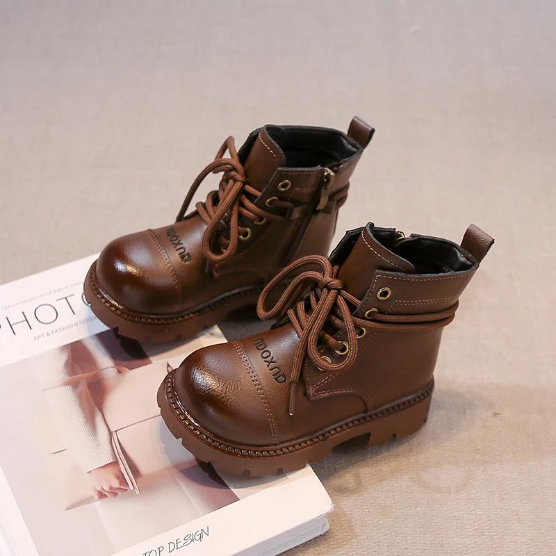 

2024 Детские короткие ботинки для девочек осень-зима Новая мода корейский стиль мягкая толстая подошва нескользящая универсальная кожаная обувь 26 хаки