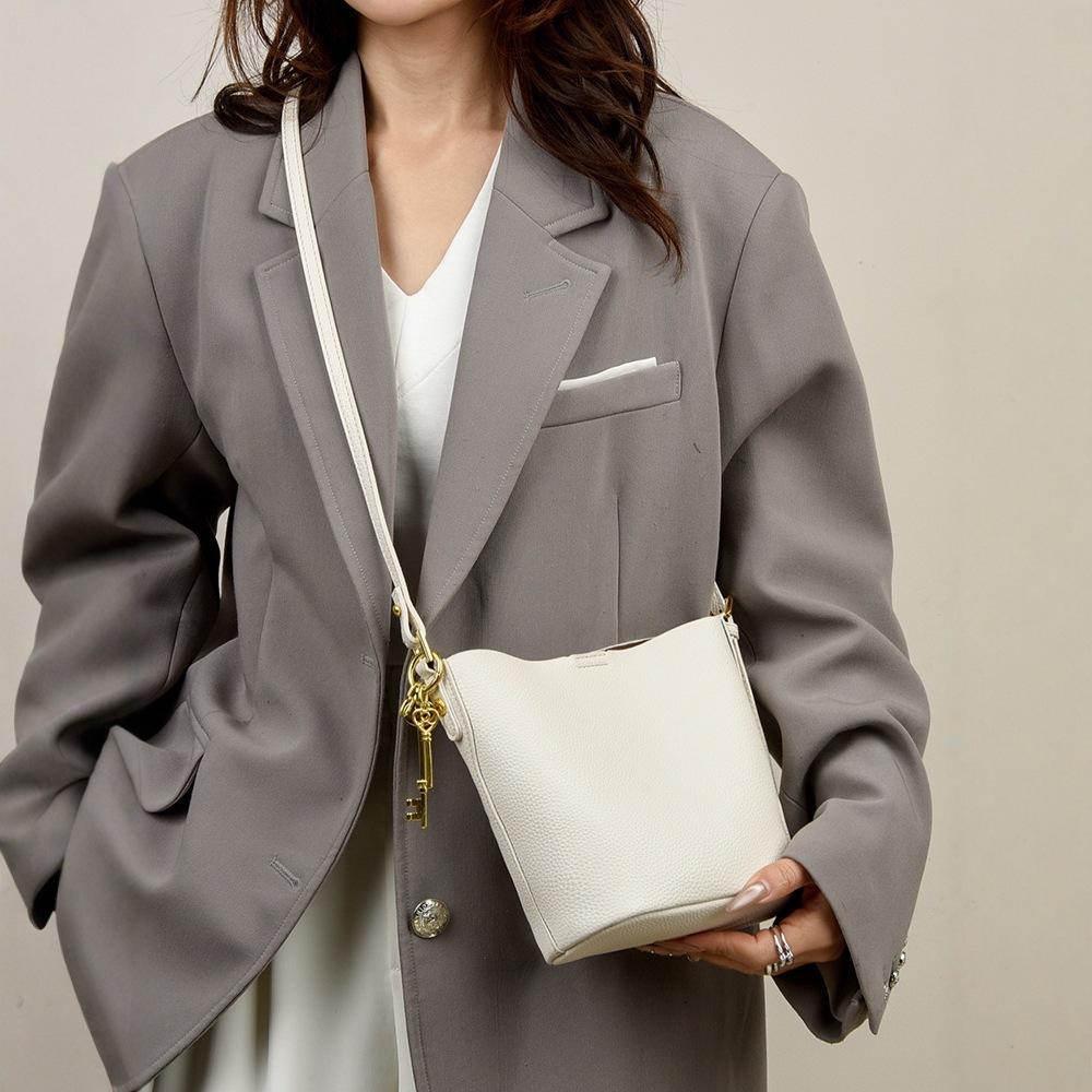 

Minority Temperament Trendy Armpit Bag Korean Version New Fashionable and Simple Bucket Bag, Single Shoulder Diagonal Cross Women s Bag 16*10*19 білий
