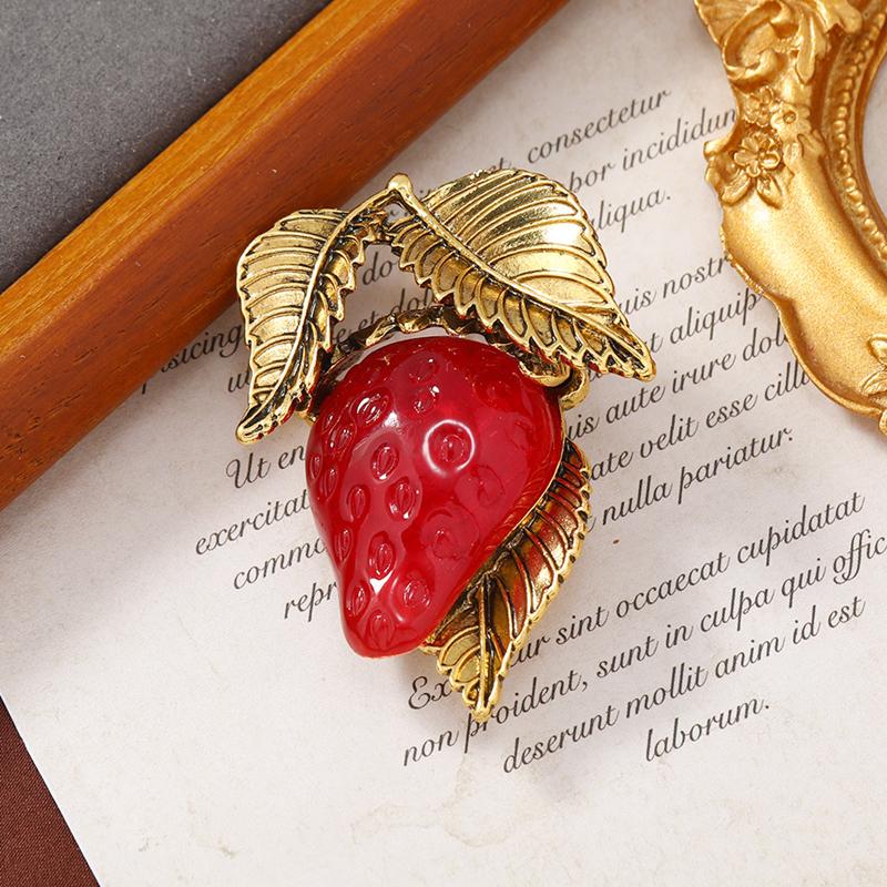 

Женские классические желейные броши из смолы с клубникой, булавки, модные фрукты, креативный дизайн, костюм, офисные булавки для женщин, подарок на Новый год красный