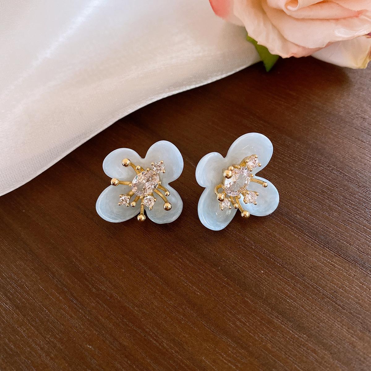 

Серьги-гвоздики с цветами из смолы, модные и изысканные, милые и свежие универсальные серьги.