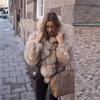 Cappotto da donna slim-fit di media lunghezza con cappuccio in ecopelliccia Autunno/Inverno 2025