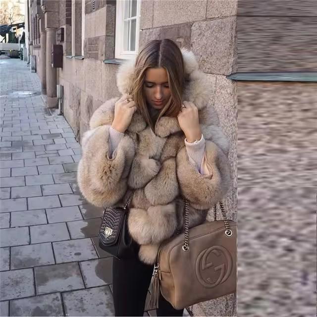 Cappotto da donna slim-fit di media lunghezza con cappuccio in ecopelliccia Autunno/Inverno 2025