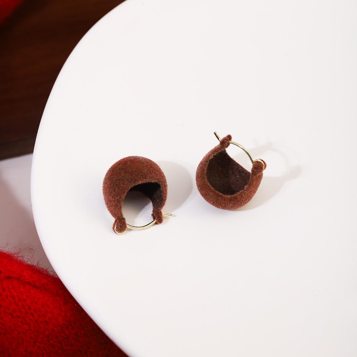 

Red Velvet Drop Earrings Simple Dangle Fluffy Earrings for Women Autumn Winter Light Luxury Face Slimming Accessories коричневий