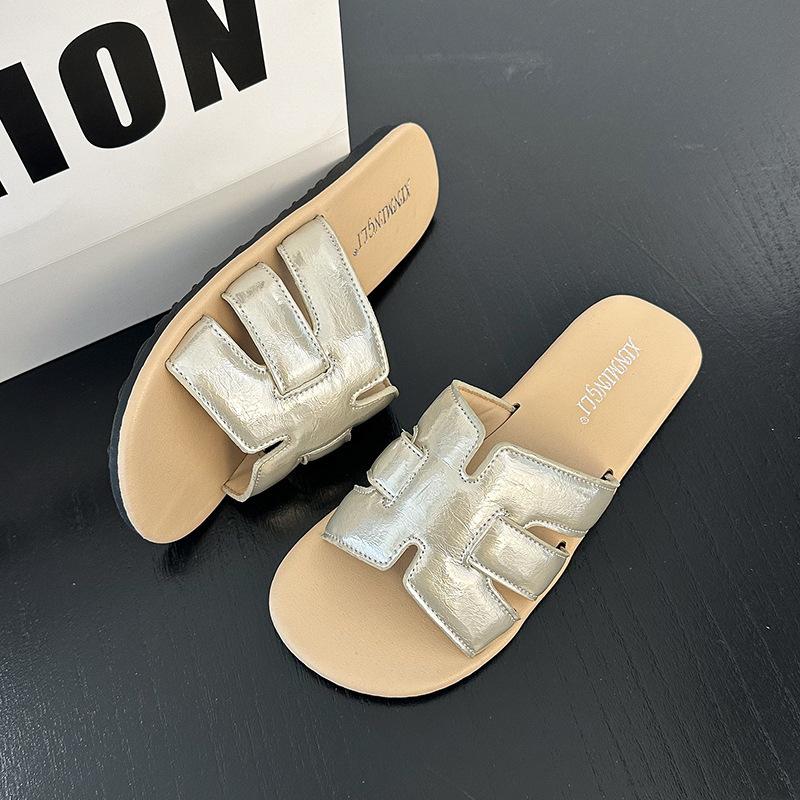 

Сказочный летний бриз с новыми тапочками, женщина в пляжной юбке, однословные плоские сандалии 40 золотой