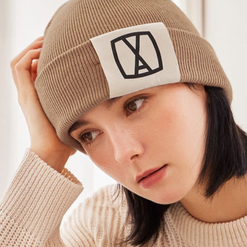 

Шапка бини VARZAR VA Square с большой этикеткой бежевая FREE