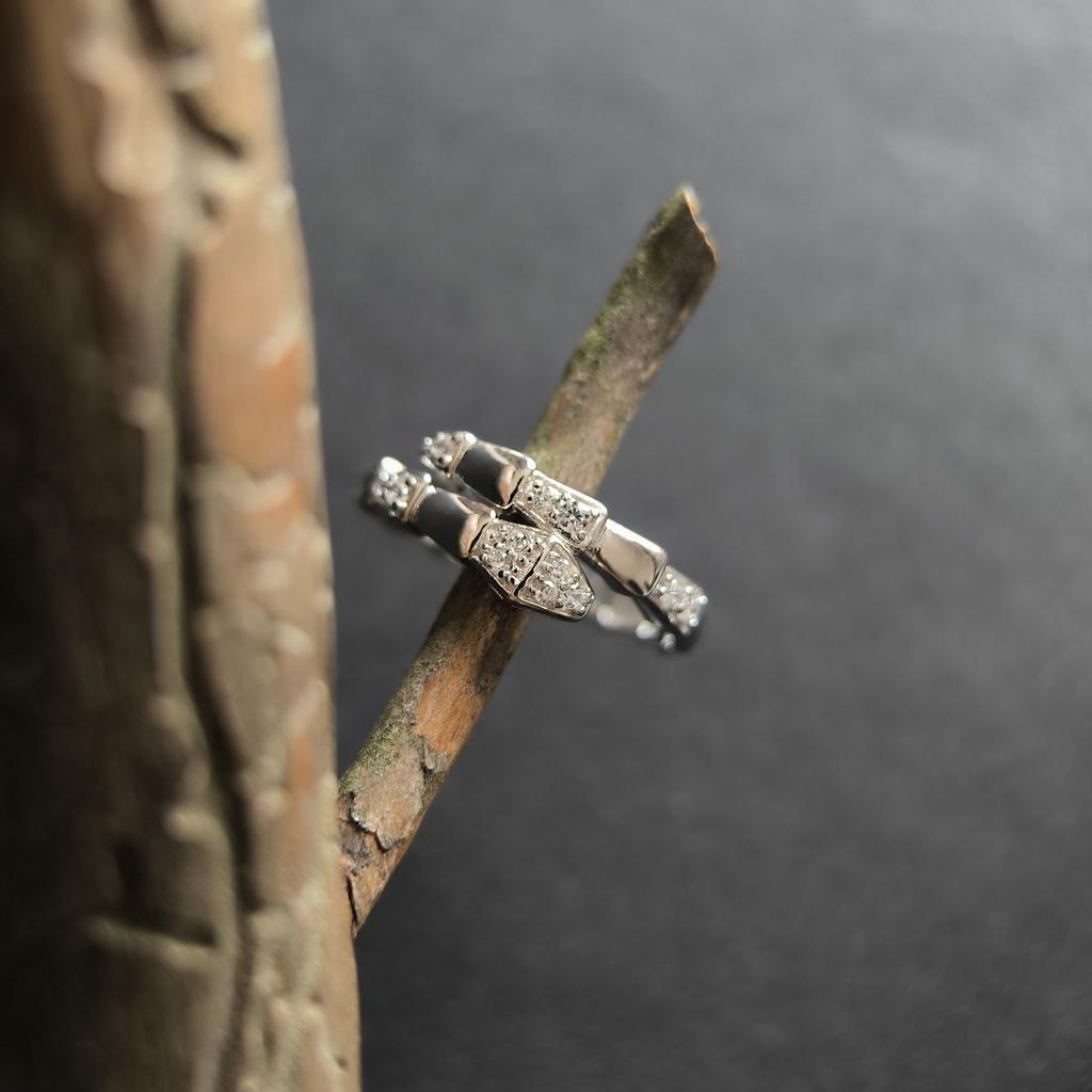 Серебряное кольцо с фианитами, вес изделия 3,41 гр (2207771)