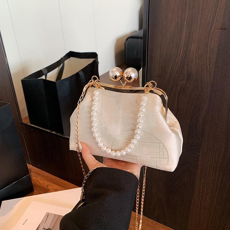 

Beaded portable pearl clip buckle shell bag autumn new fashion chain shoulder messenger bag белый