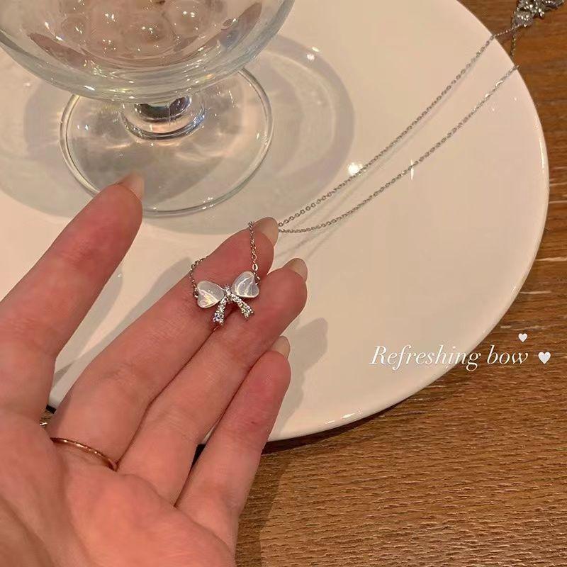 Gentle and exquisite bow necklace Light luxury niche design sense High sense Versatile necklace Niche collarbone chain