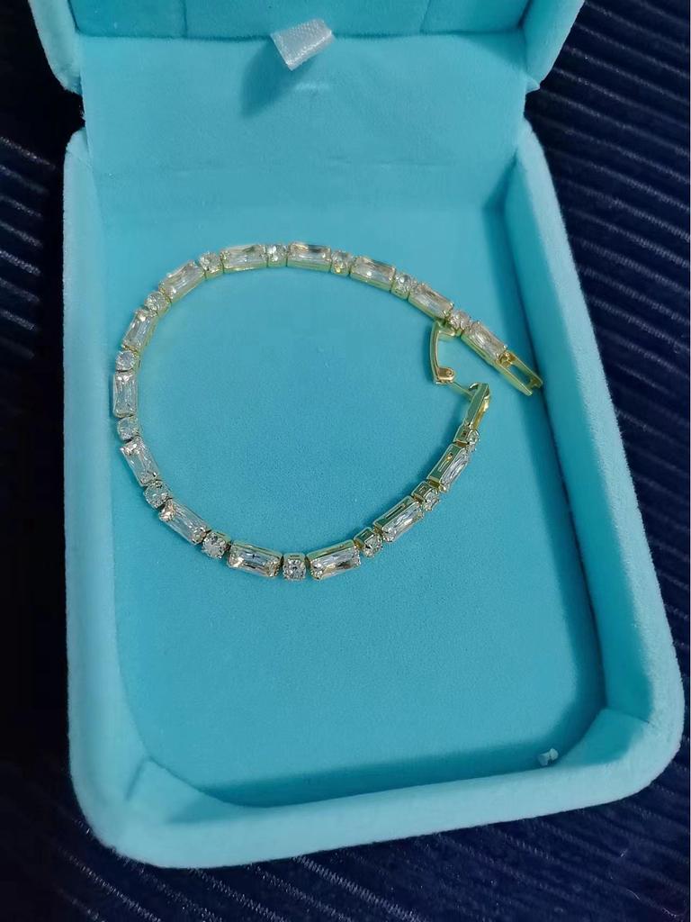 Elegant Zircon Bracelet for Women - Luxurious, Exquisite, Crystal Design Bangle with a Sophisticated Touch.