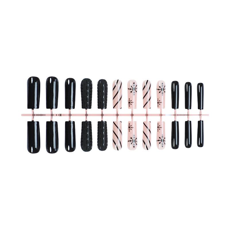 

Рождественский узор «Снежинка» Накладные ногти - Дизайн черного свитера