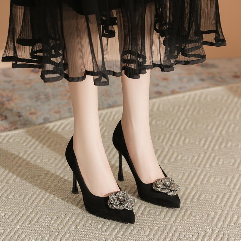Schwarze Strass High Heels Damen Stilettos Blume Temperament spitze Zehenpartie flacher Ausschnitt Einzelne Schuhe wasserdichte Sohle keine müden Füße Damenschuhe