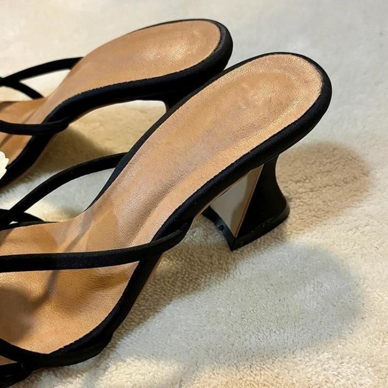Leder Französisches Nischen-Temperament Schmetterling Ein-Riemen-Slipper Damen Neue Frühling und Sommer Dicke Sohle Hoher Absatz Sandalen