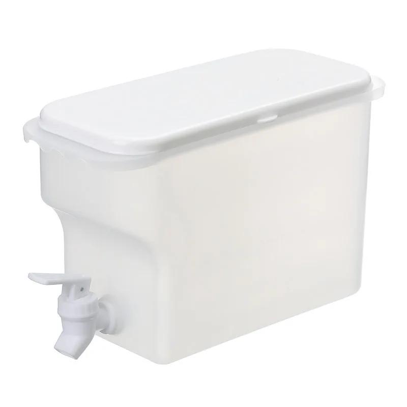 

Большой холодильник, холодный чайник с краном, бутылка лимонада, посуда для напитков, чайник, диспенсер для напитков, ведро для холодной воды, кухня белый