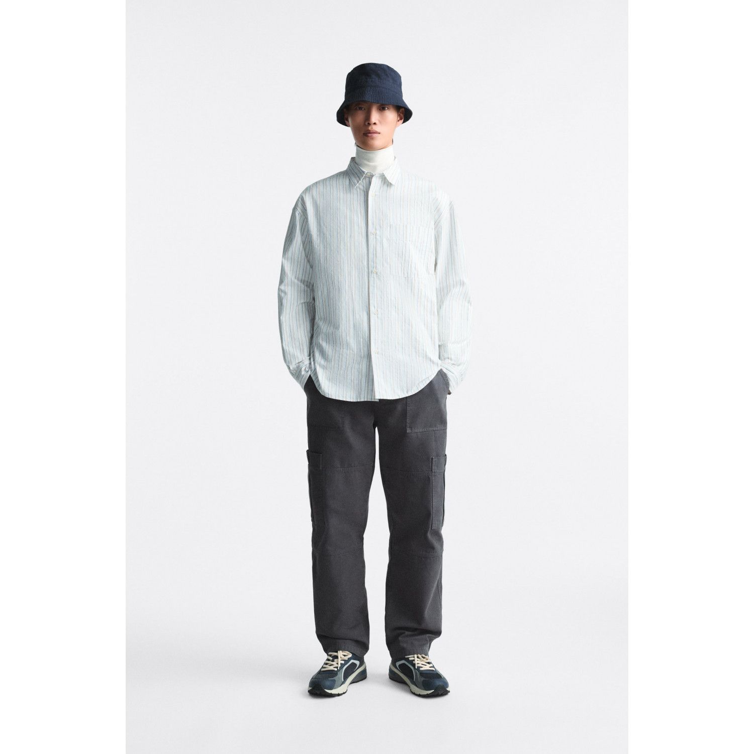 

TEXTURED CARGO TROUSERS