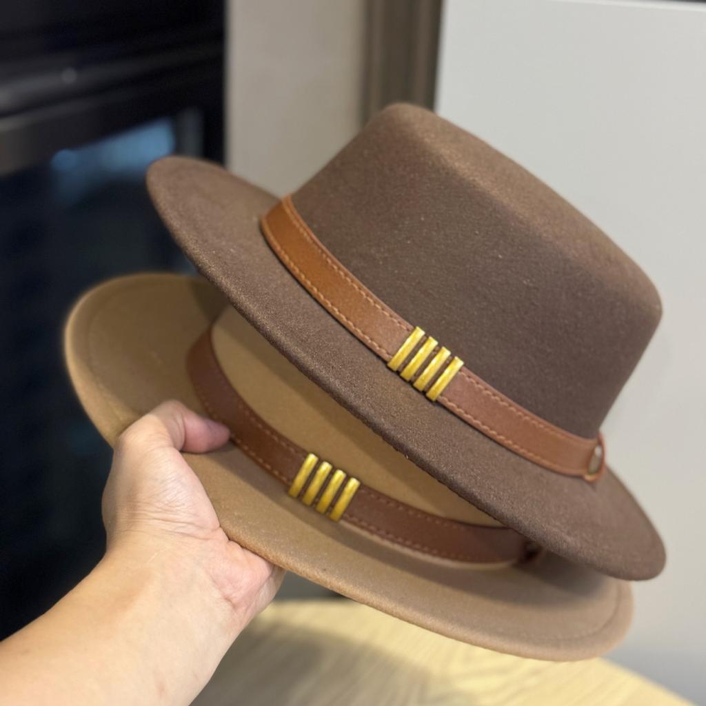 Hepburn Style French Belt Decorated Woolen Flat Top Hat for Women Autumn and Winter British Socialite Retro All Match Jazz Hat