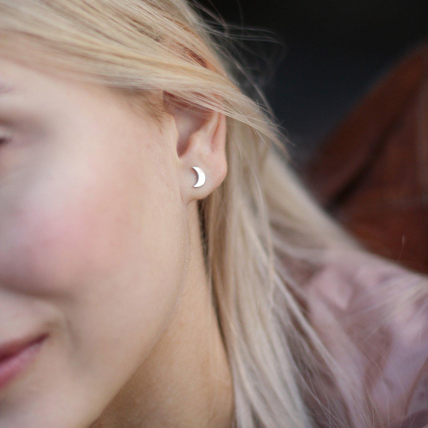 

Срібні сережки-пусети Місяць Oniks 0.8 x 0.3 cm срібний