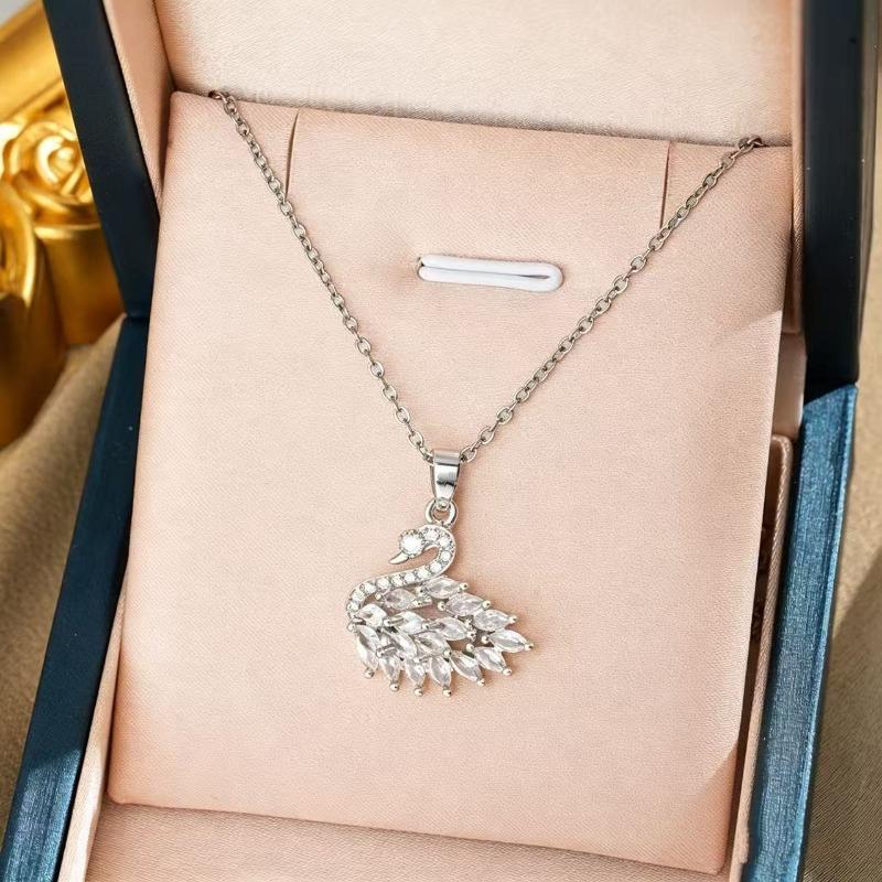 Collar de cadena para clavícula de acero de titanio con colgante de cisne incrustado de circonita para mujer, cadena niche y versátil de acero de titanio