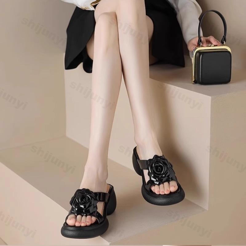 Fashion Thick Sole Height Increasing Cool Slippers for Women's 2025 Summer New Versatile Outdoor Beach Shoes Fashion Rose Design Sandals