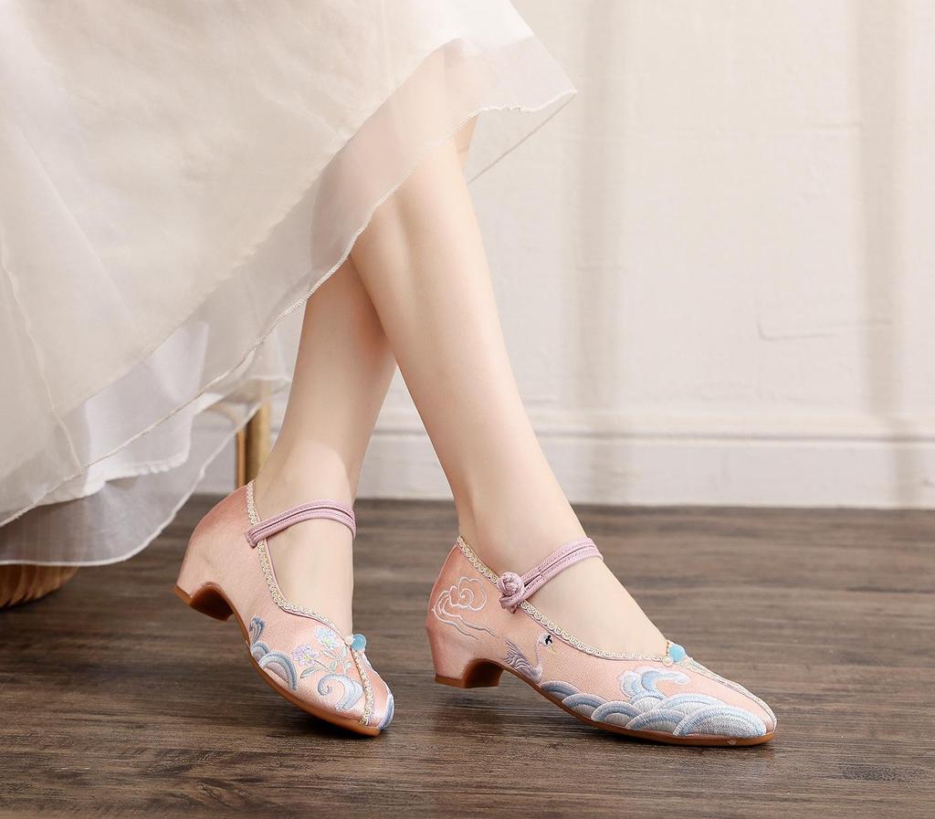 Yunxiao 2023 Spring Low Heel Pointed Toe Embroidered Cloth Shoes for Women