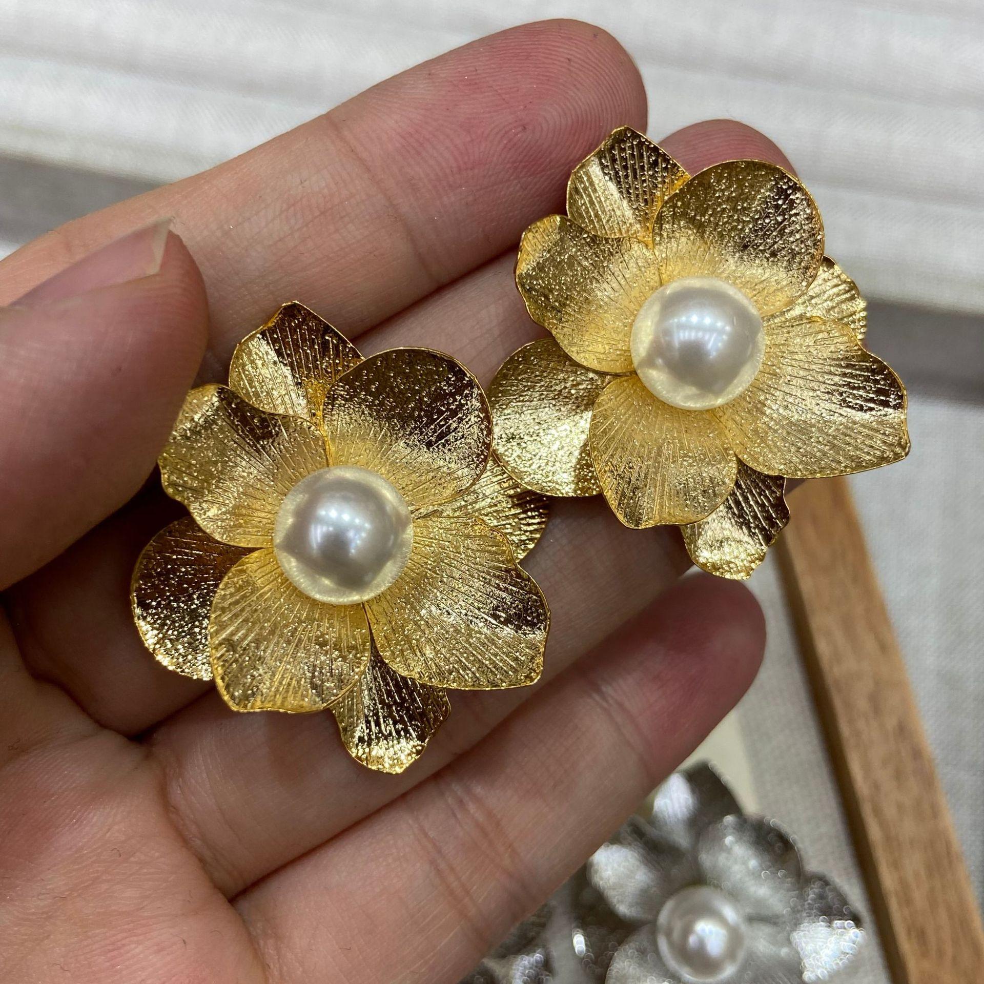 Zhao Lusi, Xu Yan, The Same Metal Petal Earrings, Women S Light Luxury High-End Cold Wind Stud Earrings
