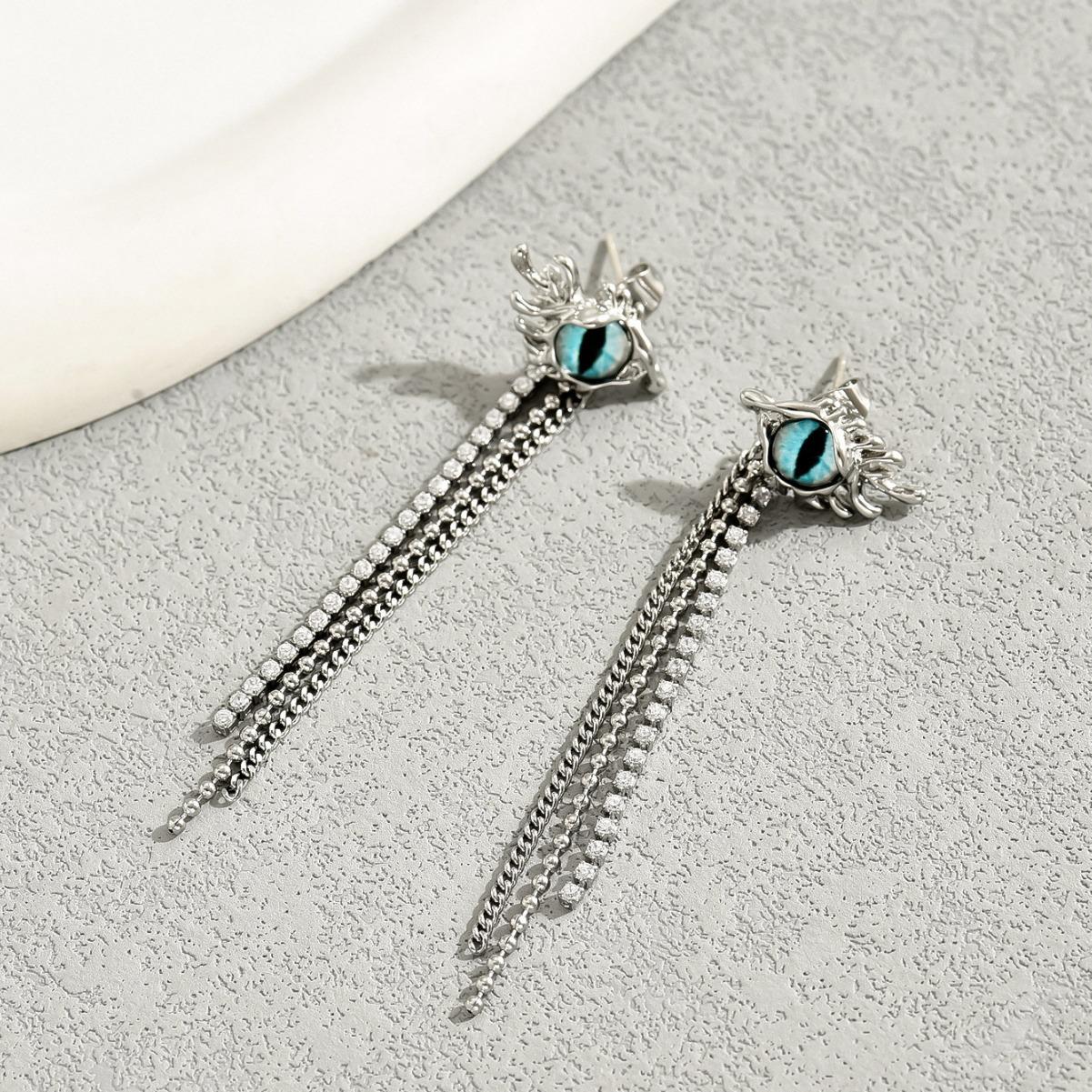 

Тренд личности милые и крутые хип-хоп серьги глаз дьявола синие простые инкрустированные смолой нишевые серьги-пусеты