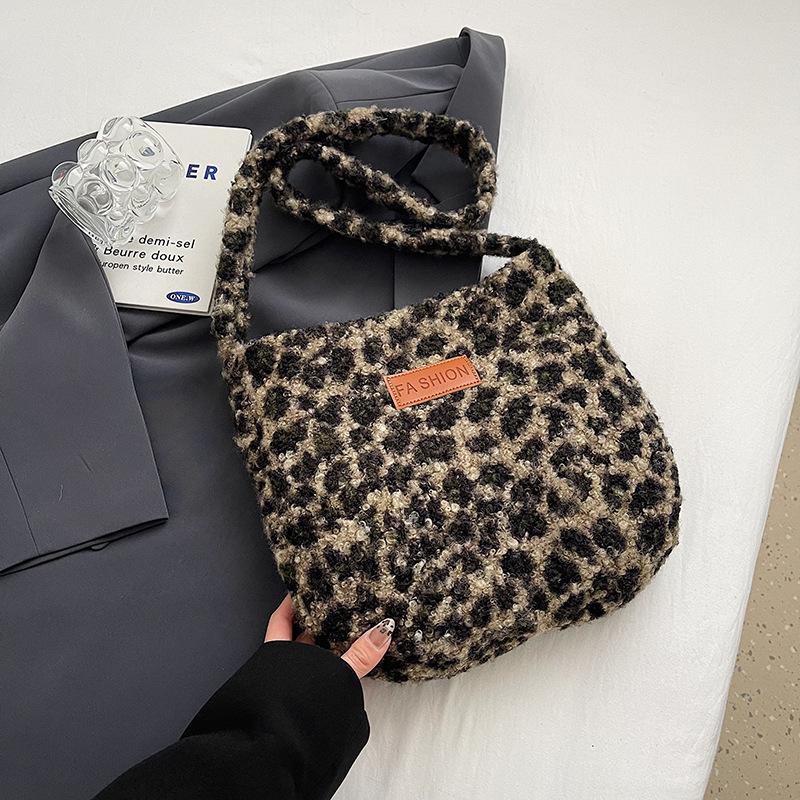 

Retro fashion deerskin velvet armpit bag women s 2025 autumn new trendy leopard print tote bag commuter shoulder bag
