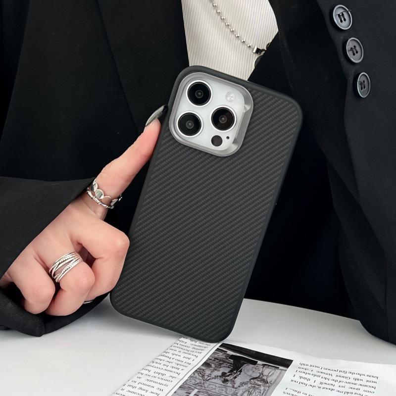 

Чехол для iPhone 15 Pro Max Skin-Feel Water Sticker с металлическим каркасом и текстурой из кевларового углеродного волокна iPhone 14 чёрный