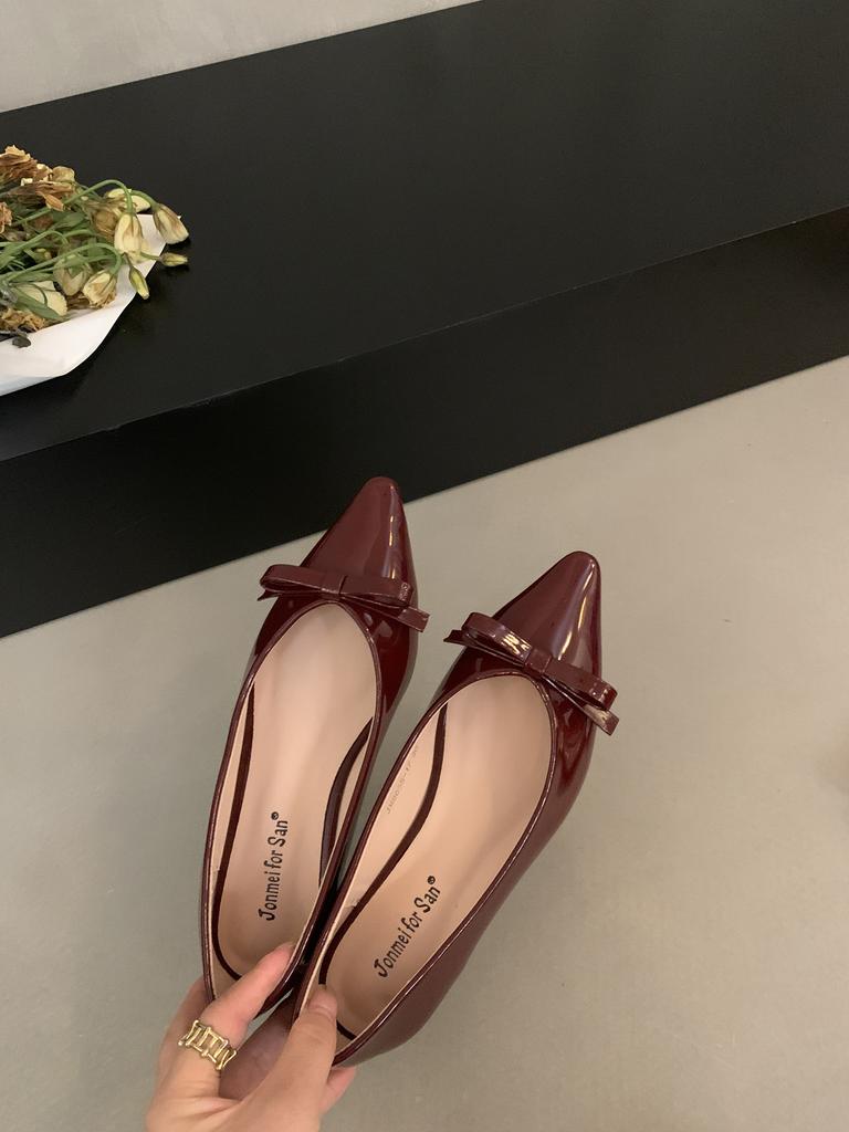 French Pointed Head Bow Patent Leather Flat Bottom Shallow Mouth Single Shoes Female 2025 New Fairy Wind One Pedal Soft Sole Laden Shoes
