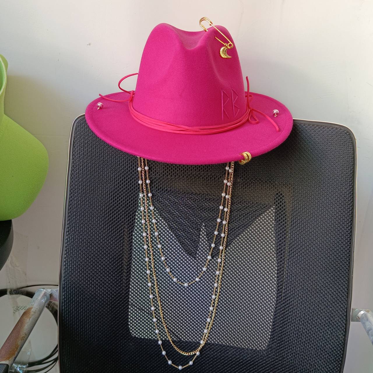 Chapeau Fedora Chaîne de Perles Punk Supports DIY Rose Rouge Différents Chapeaux Chapeaux Lettres Anglaises Nouveaux Pour Hommes et Femmes Chapeaux Punk 56-58cm pink
