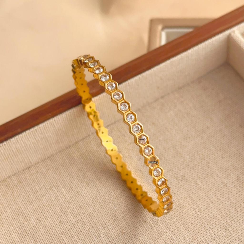 Luxusní dámský náramek z titanové oceli se zirkony a akcenty z bílé perleti