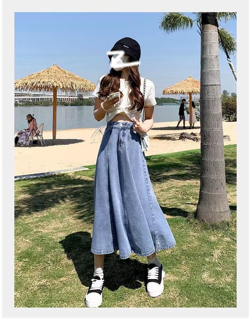 

Женская длинная джинсовая юбка А-силуэта со складками — летний тренд 2022 года XL светло-синий