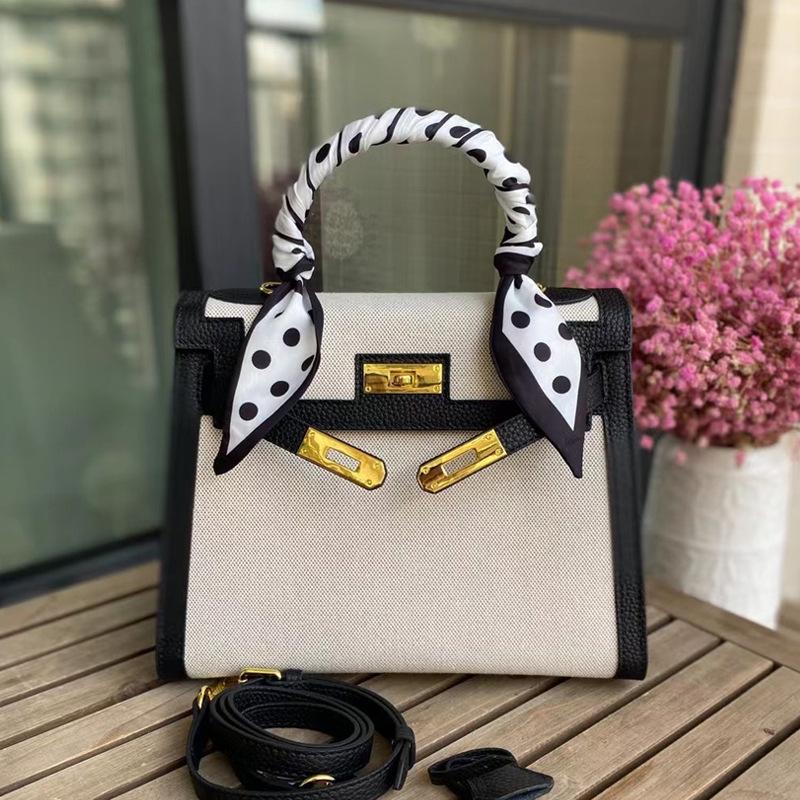 

Нова темпераментна сумка через плече. Жіноча полотняна сумка зі шкіряною сумкою. Контрастна шкіряна сумочка. Модна сумка через плече з пряжкою. 28x13x22cm аеро