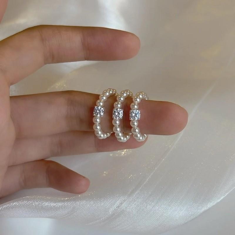 Geometric Classy Pearl Ring For Women With Soft Chain Detailing Perfect For Stylish Casual And Commuter Fashion