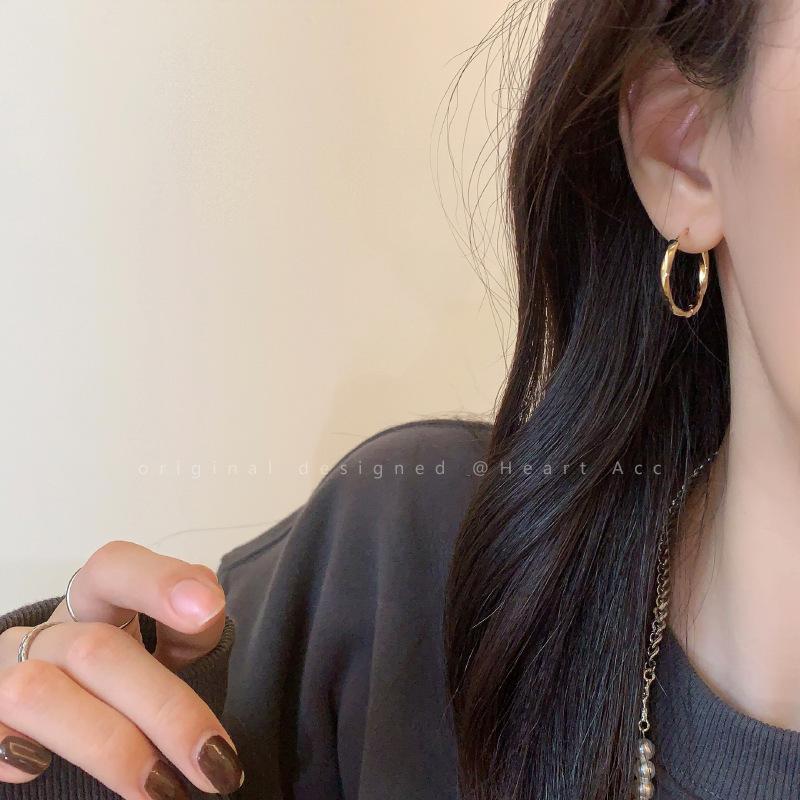 Simple and cold wind circle plain circle ear buckle women s autumn and winter Korean temperament earrings new trendy earrings золотой