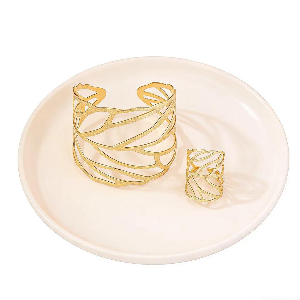 Exaggerated Geometric Frosted Open Ring Set with Simple Leaf Design