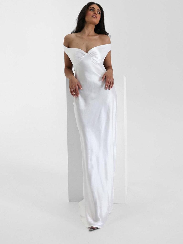 Elegante abito da sera europeo a sirena in raso con spalle scoperte, collezione 2025.